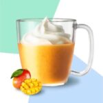 • 左 キッズ バニラ クリーム フラペチーノ®（ノンカフェイン） • 中 キッズ マンゴー & フルーツ フラペチーノ®（ノンカフェイン） • 右 キッズ チョコレート フラペチーノ®