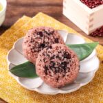 セブン‐イレブンの「せいろ蒸し赤飯おこわおむすび」がリニューアル！ふっくらもちもち、手軽に本格赤飯の味わいを
