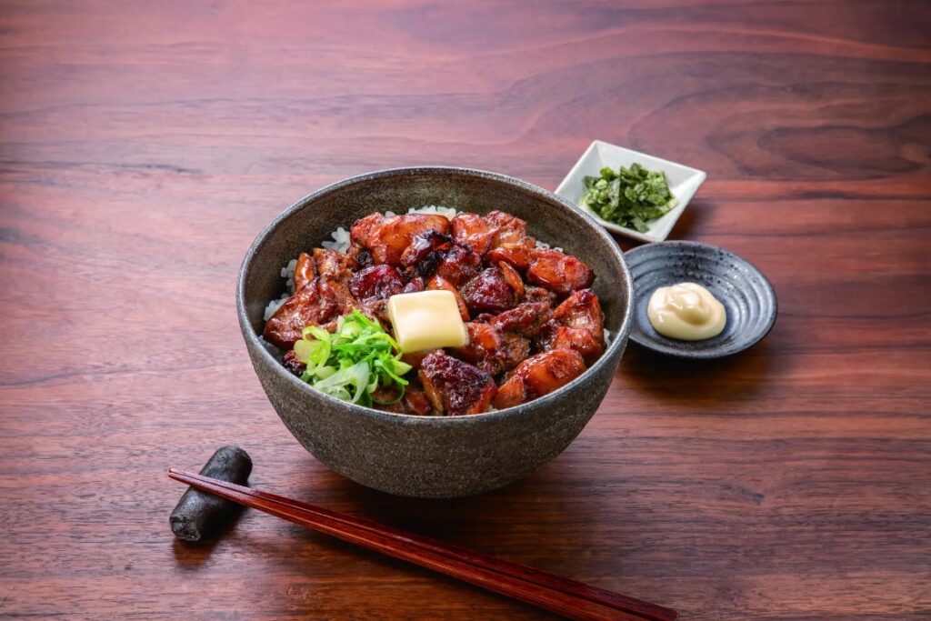 香川の定番「黒胡椒仕立てのかしわバター丼」