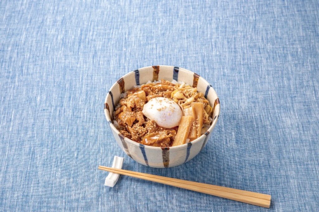 徳島のB級グルメ「半熟玉子で食べる徳島丼」