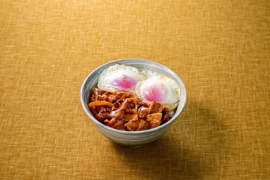 今治の人気まかない飯「甘辛ダレで食べる豚バラ半熟玉子飯」