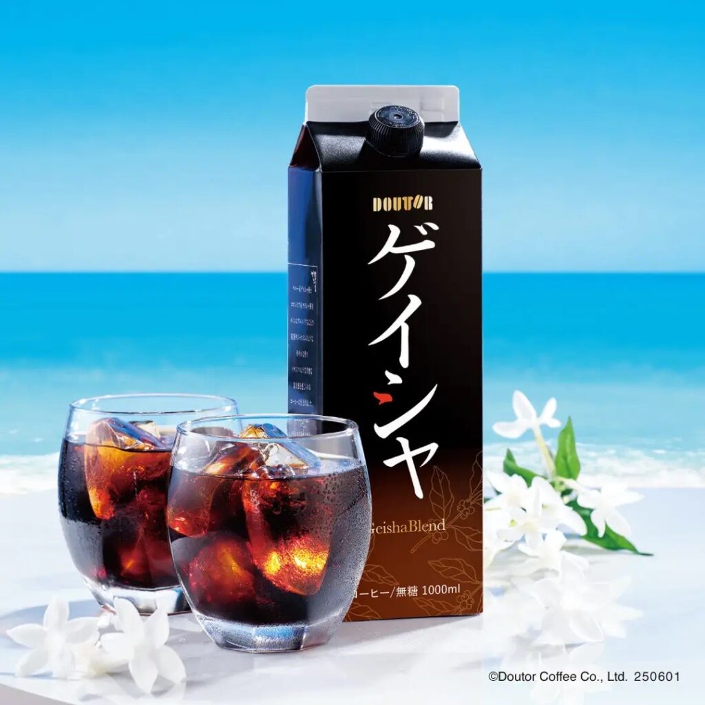ドトールのゲイシャブレンド無糖アイスコーヒーとグラス2杯のイメージ。海辺の背景で夏らしい雰囲気。