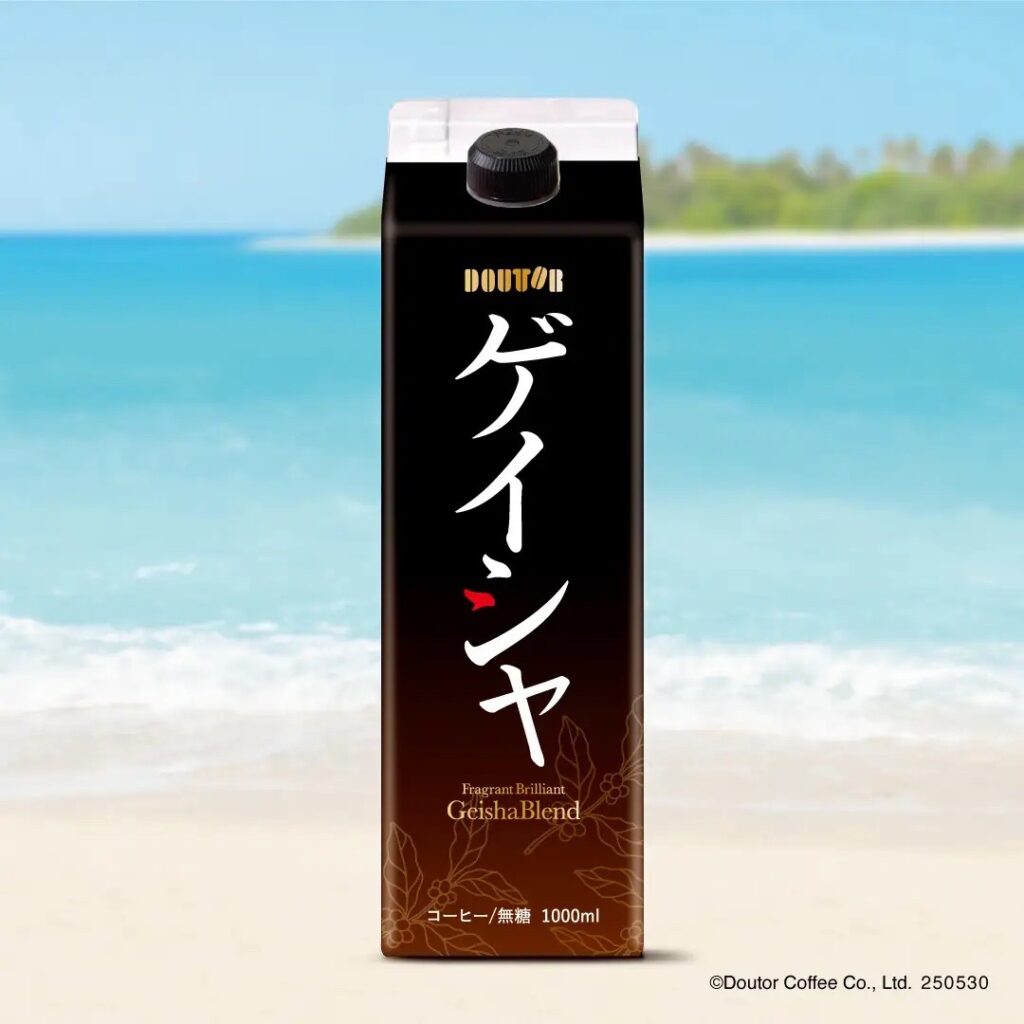 ドトールのゲイシャブレンド無糖アイスコーヒー(1,000ml)のパッケージ。青い海と白い砂浜を背景にした商品画像。