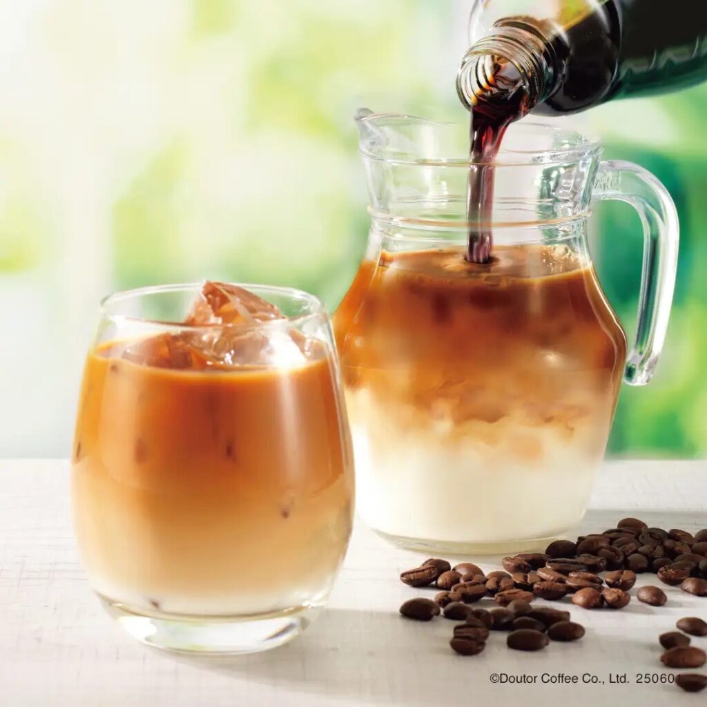 ドトールのカフェオレベースを牛乳に注いで作るアイスカフェオレ。ガラスピッチャーとグラスの演出イメージ。