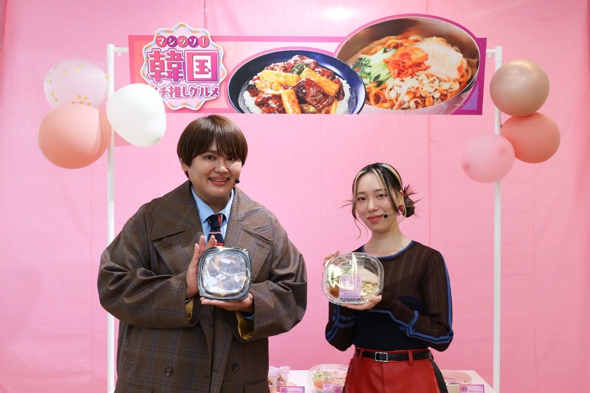 セブン-イレブン「マシッソ！韓国イチ推しグルメ」発表会で商品を手に笑顔を見せるパパラピーズのじんじんさんとタナカガさん