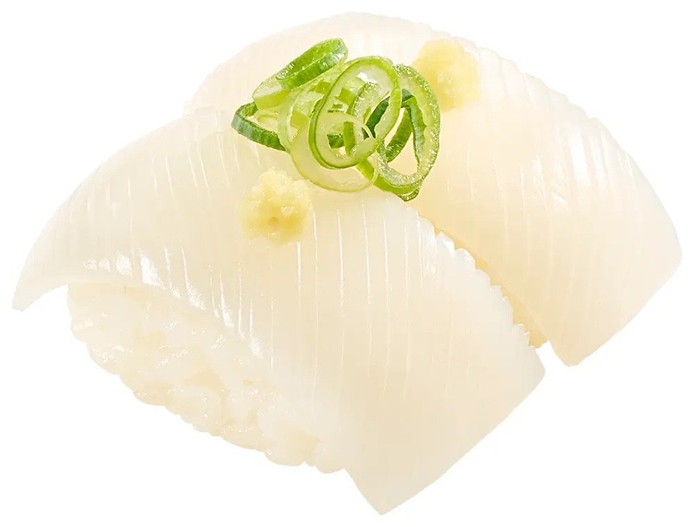 スシロー「店内仕込みの剣先いか」。繊細な包丁仕事が映える白身のいか握り、ねぎとおろし生姜をトッピング。