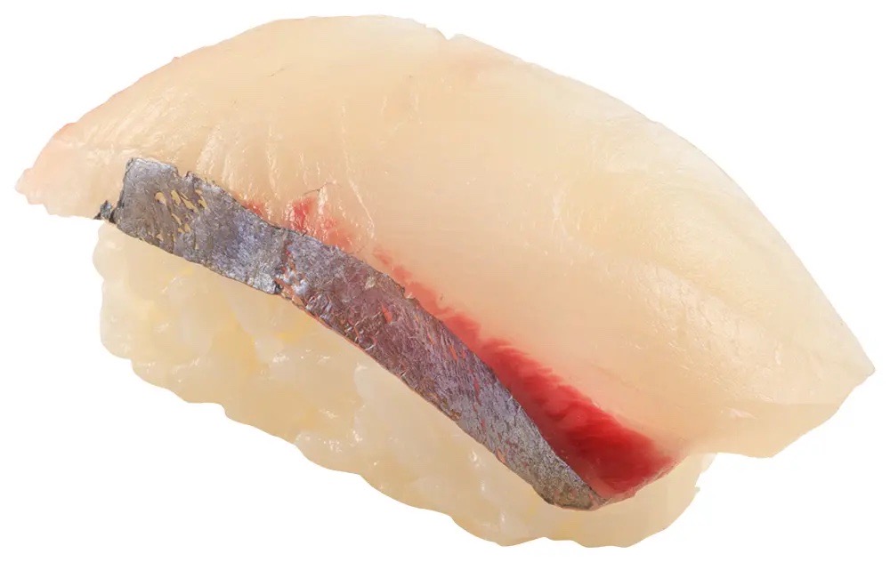 スシロー「活〆しまあじ」。皮目が美しく残る新鮮な白身ネタ。身が締まり、透明感のある一貫。