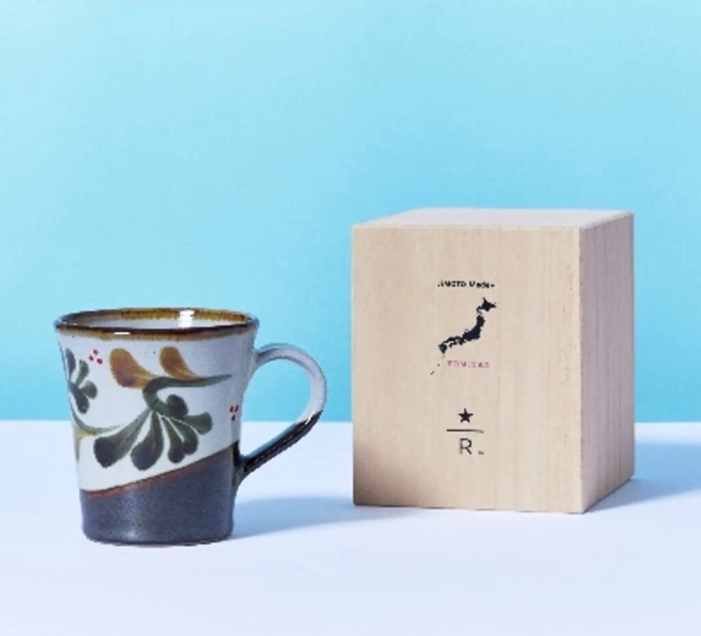JIMOTO Made+ 読谷マグ(陶眞窯)のアップ画像。唐草模様と魚紋が描かれた沖縄・壺屋焼の伝統を感じるデザイン。
