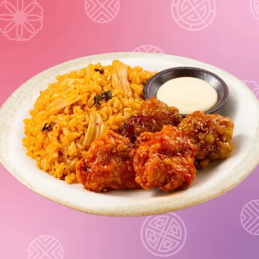 セブンの新商品「韓国チキン&キムチチャーハン」。ヤンニョムチキン、カンジャンチキン、チーズソース付きの豪華プレート