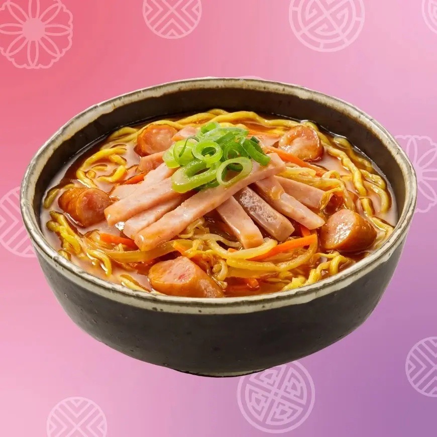 ソーセージやランチョンミートがのった具だくさんのプデチゲ風ラーメン。旨辛スープが特徴