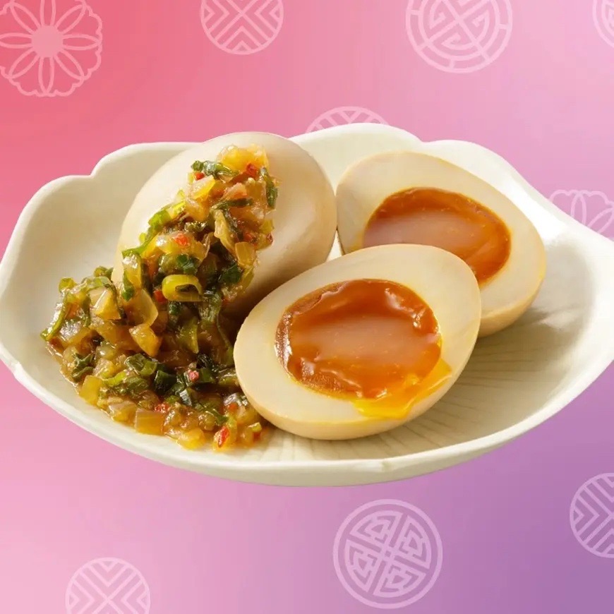 韓国風の味付け卵。香味ダレがたっぷりかかり、半熟の黄身がとろける一品