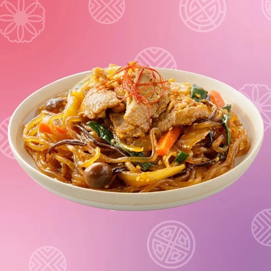 甘辛い牛肉と春雨を炒めた韓国の定番料理「プルコギチャプチェ」。彩り豊かな野菜入り