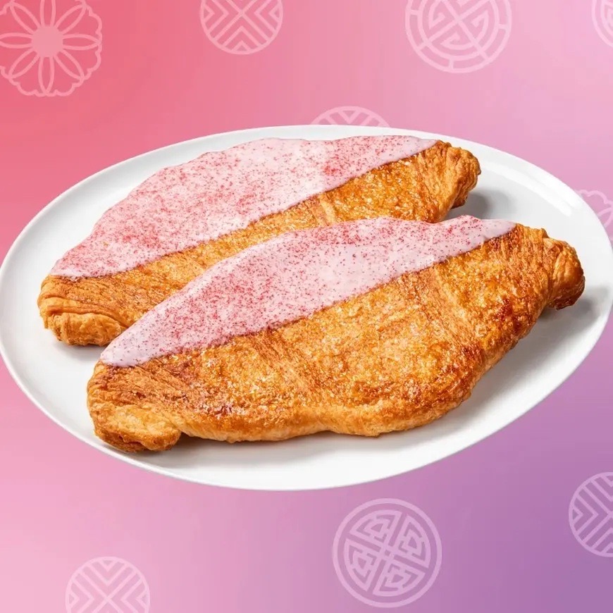 サクサク食感のクロワッサンにいちご風味のクリームがかかった韓国風スイーツパン