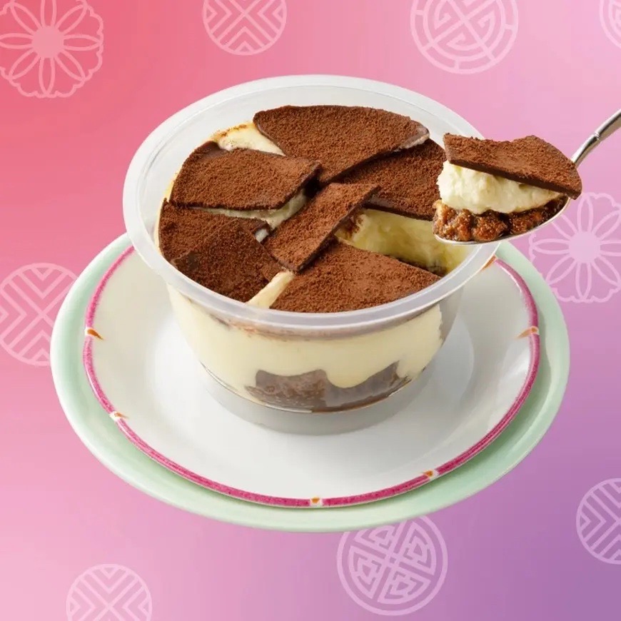 スプーンでチョコを割って楽しむ新感覚の「パキっとティラミス」。北海道産マスカルポーネ使用