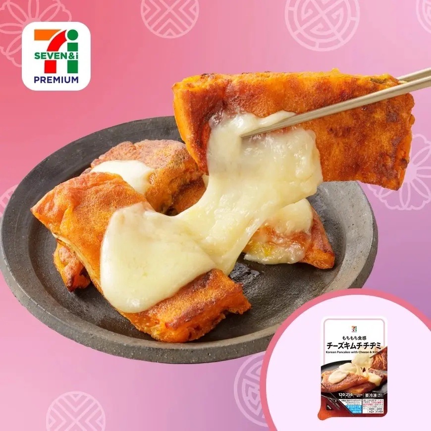 韓国定番料理をアレンジした「セブンプレミアム チーズキムチチヂミ」。チーズがとろける濃厚仕上げ