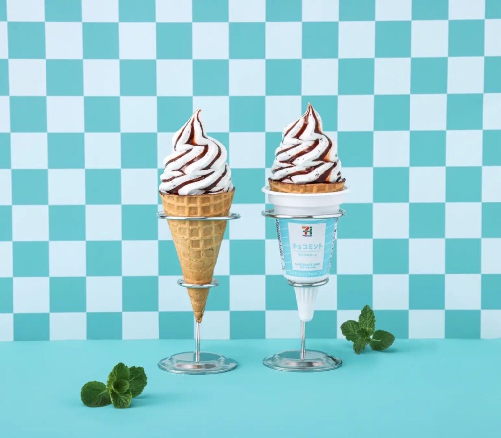 セブン‐イレブンの新作「ワッフルコーンチョコミント」。チョコソースがかかった2種のアイスが並ぶ。