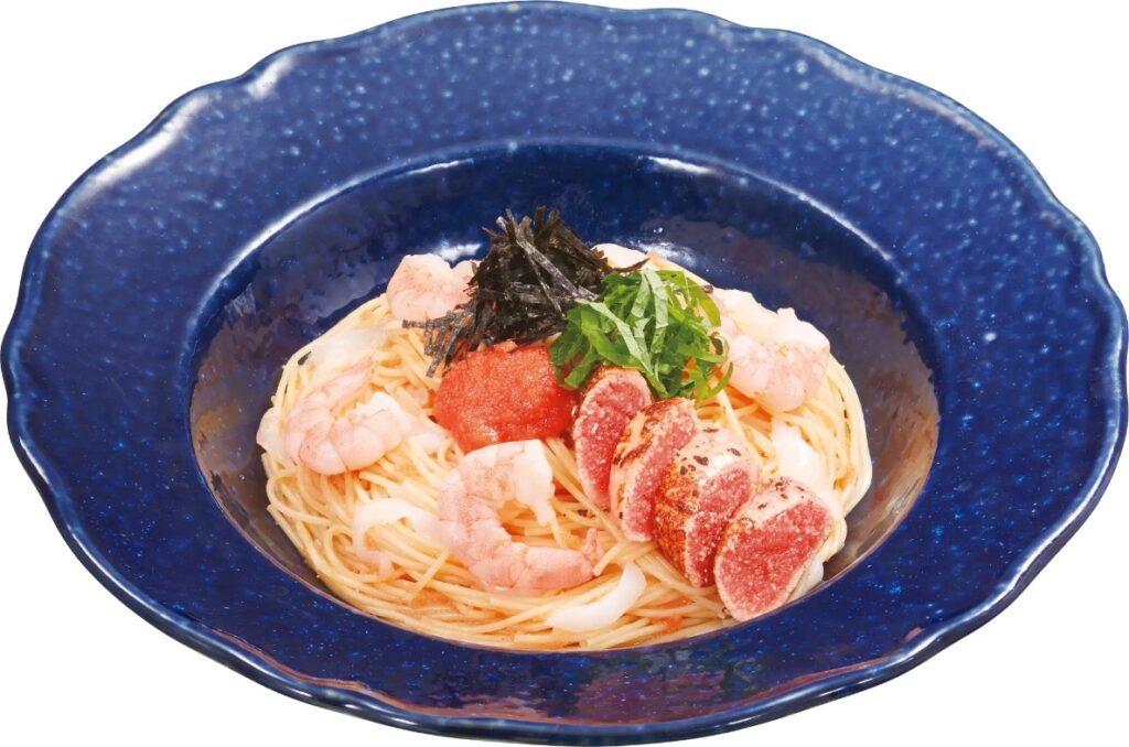 ジョリーパスタの夏限定メニュー「炙り明太子とヤリイカ・エビの明太子ソース」。冷製カッペリーニに炙り明太子、エビ、イカ、大葉ときざみ海苔をトッピングした一皿。