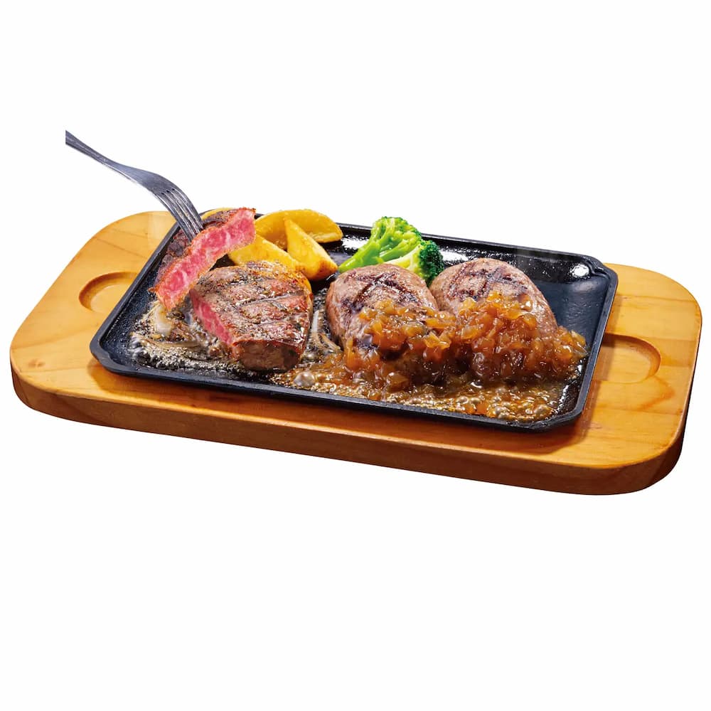 国産牛サーロイン(80g)と大俵ハンバーグのセットメニュー。香ばしく焼かれたサーロインと、たっぷりのオニオンソースがかかったハンバーグを盛り合わせた鉄板プレート。