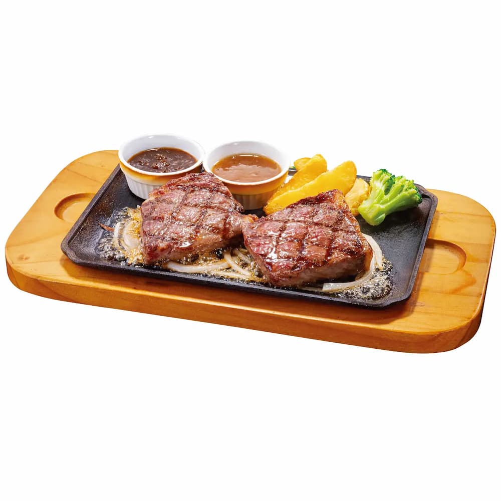 国産牛サーロインステーキ(160g)単品。グリルで焼かれたステーキが鉄板に盛り付けられ、ポテト・ブロッコリー・選べる2種のソース付き。