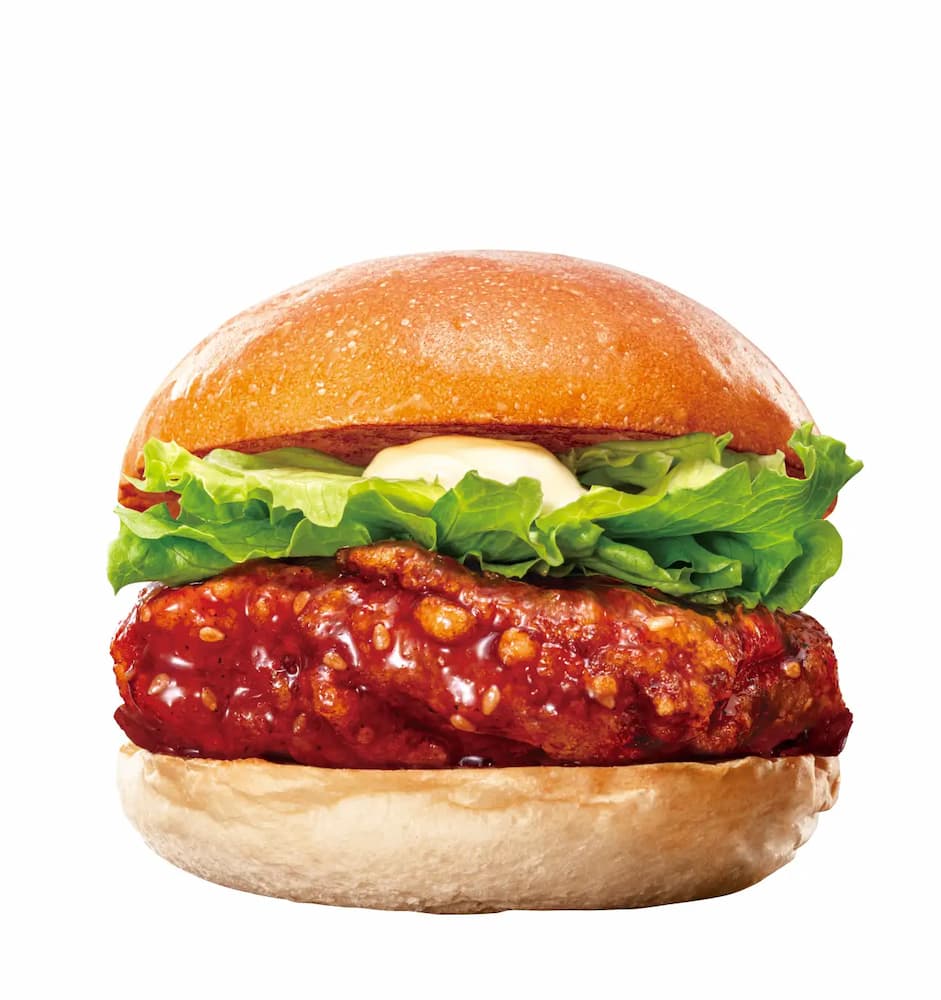 ロッテリアのヤンニョムチキンバーガー。甘辛いヤンニョムソースを絡めたチキンに、シャキシャキのレタスとマヨネーズを組み合わせた一品。
