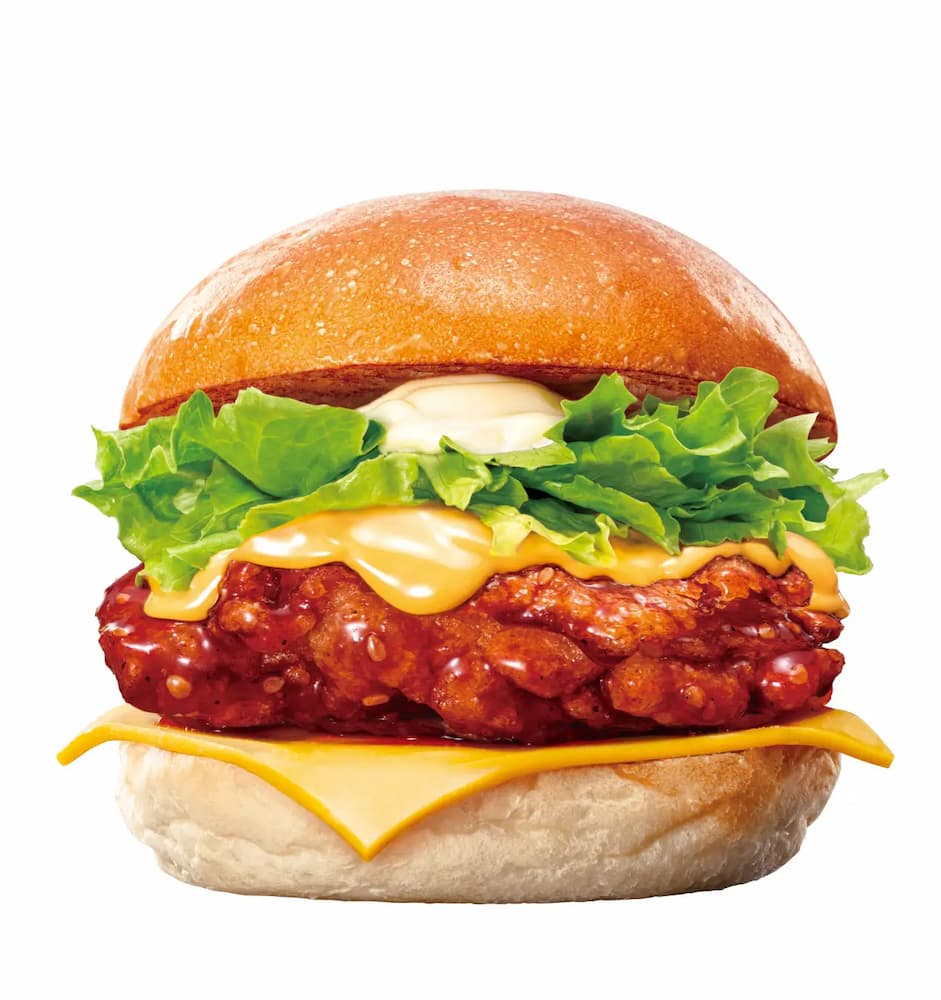 ロッテリアのチーズヤンニョムチキンバーガー。ヤンニョムチキンに、レッドチェダーチーズソースとスライスチーズをプラスした濃厚な味わい。