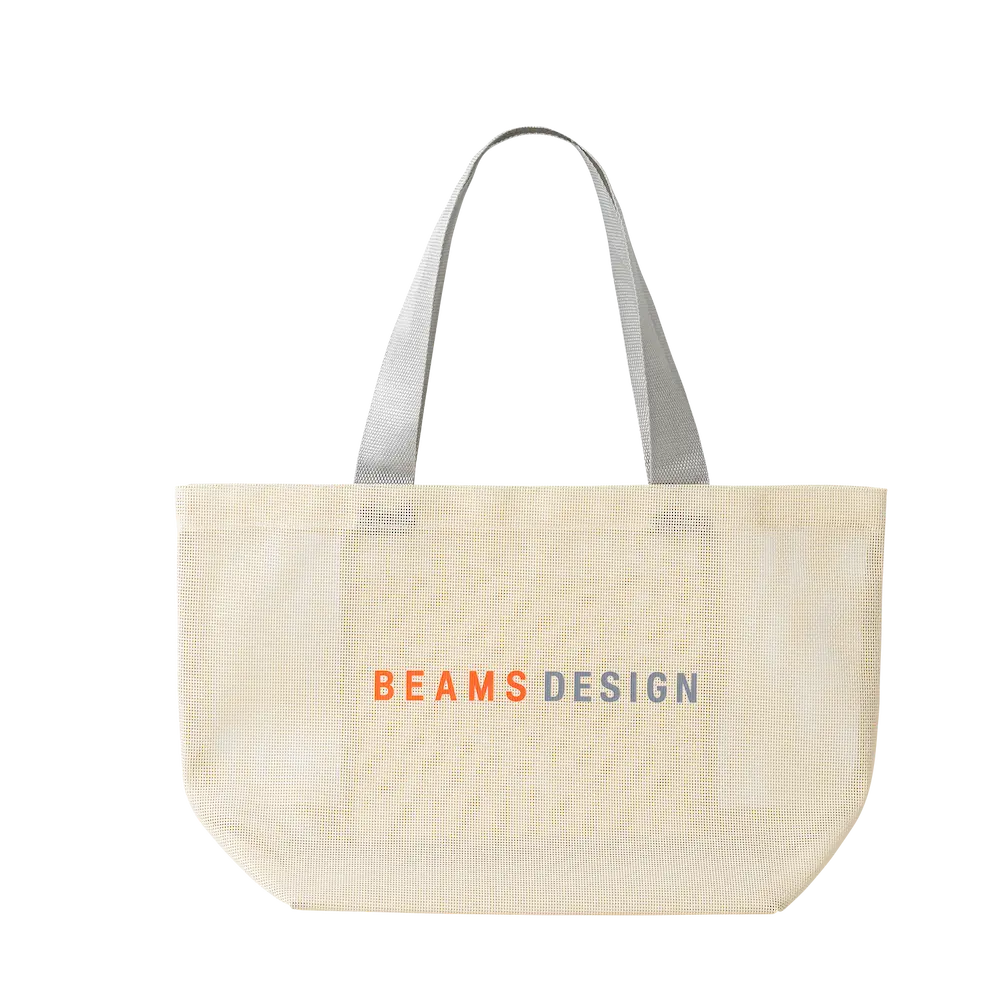 BEAMS DESIGNロゴ入りのナチュラルカラーのメッシュトートバッグ。肩掛けできるサイズ感。
