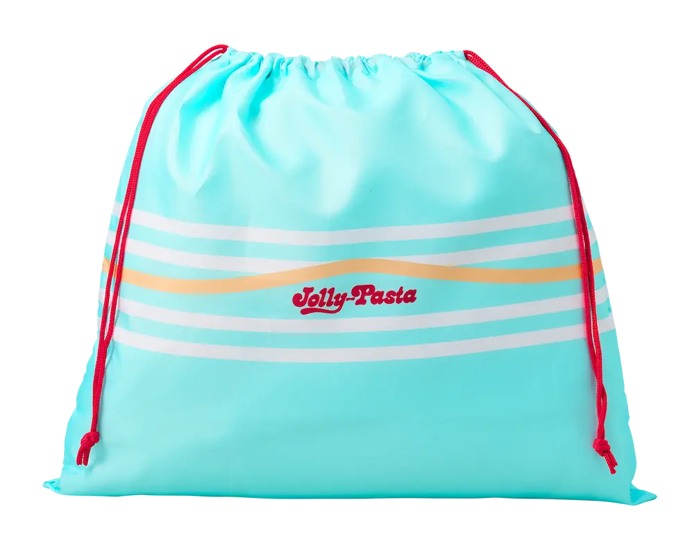 ジョリーパスタのロゴが入った水色の巾着バッグ。赤い紐とストライプ柄が夏らしいデザイン。