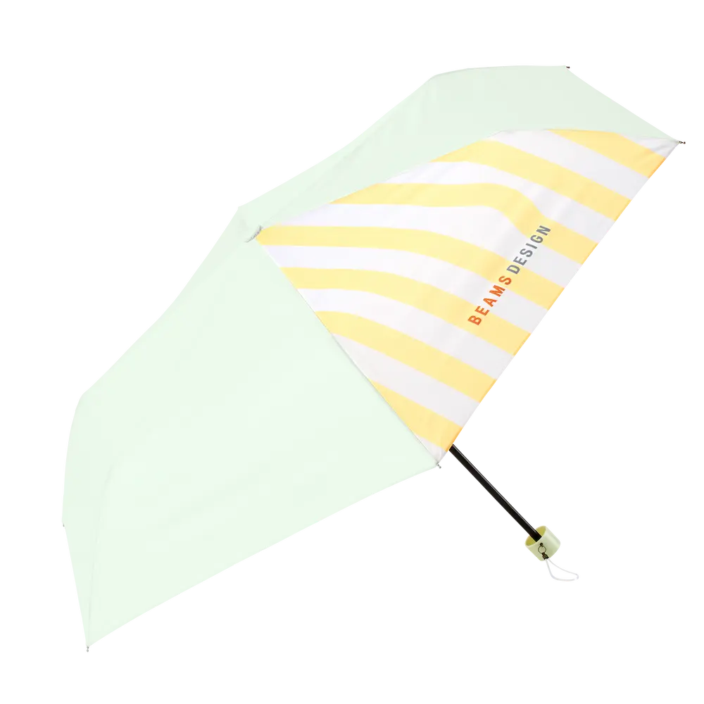 BEAMS DESIGNのロゴ入り折りたたみ傘。白と黄色のストライプが爽やかな夏仕様。