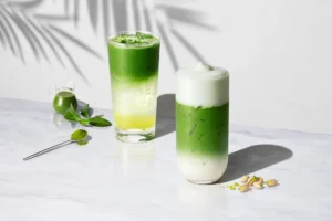 スターバックス ティー＆カフェの夏限定ドリンク「抹茶ピスタチオムースティーラテ」と「抹茶グリーンティースパークリング」