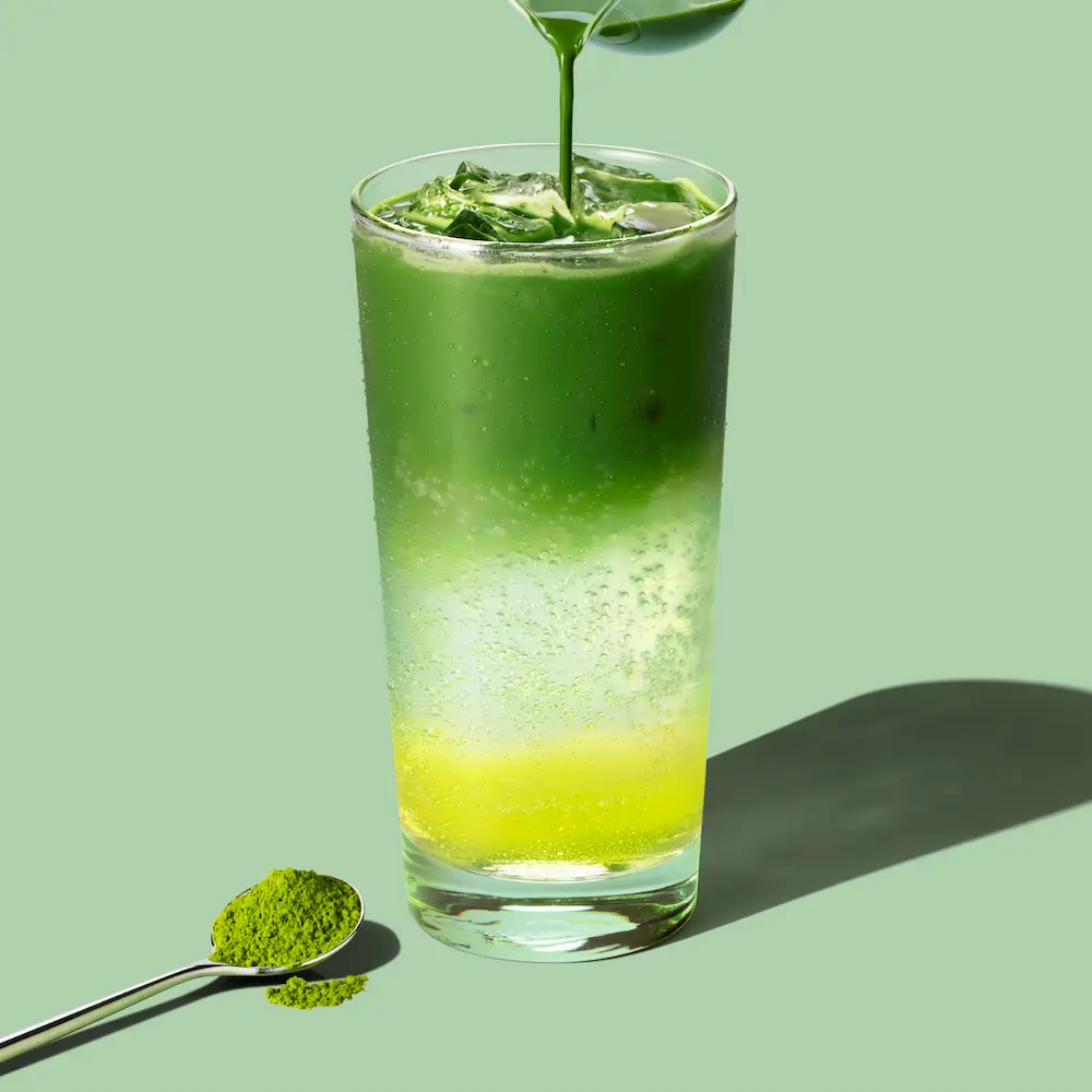 炭酸と抹茶の2層が涼しげな、抹茶グリーンティースパークリング（スターバックス ティー＆カフェ）