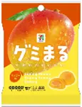 「セブンプレミアム グミまる マンゴー味」のパッケージ。大きなマンゴーのイラストとオレンジ×イエローの背景が特徴。