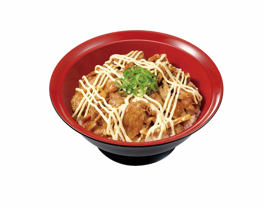 すき家の「マヨ豚生姜焼き丼」。特製生姜焼きの上にマヨネーズがたっぷりかかり、ネギがトッピングされている。