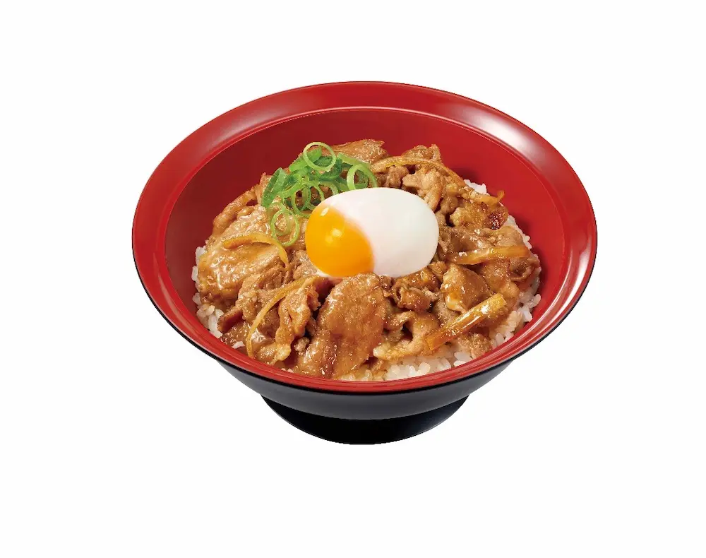 すき家の「おんたま豚生姜焼き丼」。豚生姜焼きの中央に半熟の温玉がのっており、ネギが添えられている。