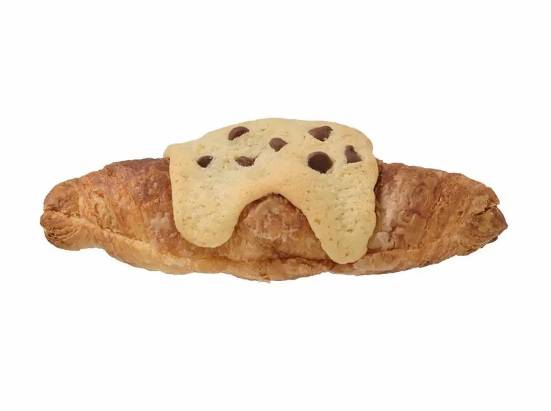 セブン‐イレブン「チョコクロッキー」の単体写真。クロワッサンの上にクッキー生地が重なり、焼き色が香ばしい見た目のスイーツ系クロワッサン。