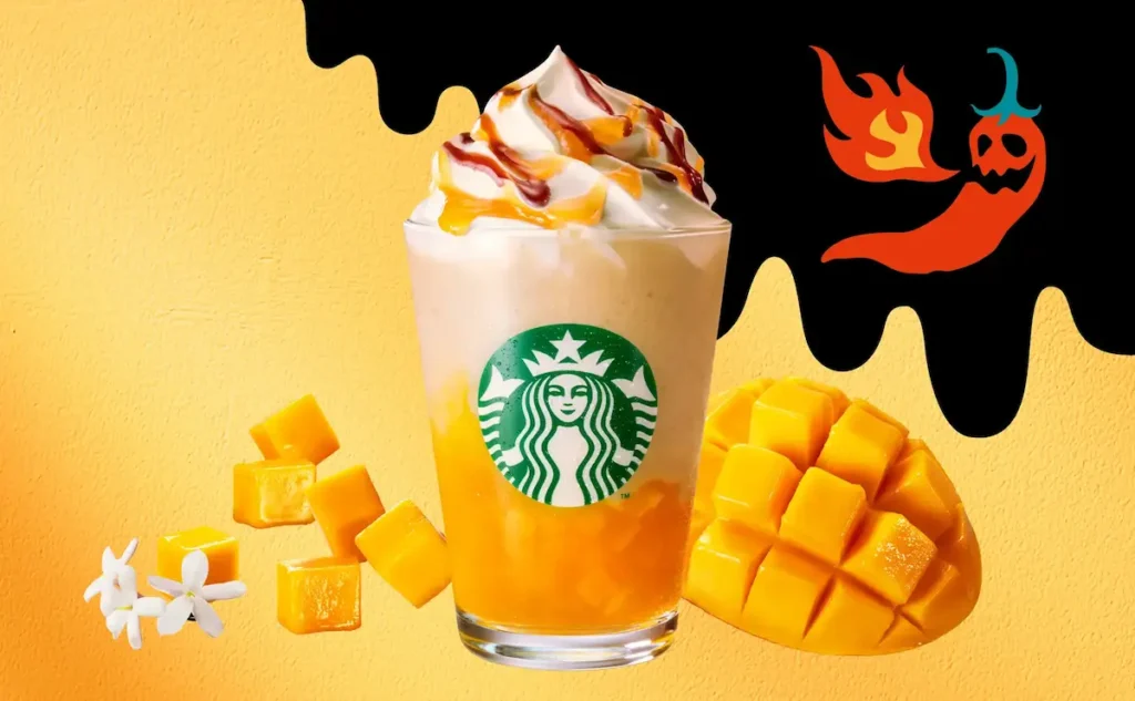 スターバックスの新作『ホットハニー オリエンタル マンゴー & ティー フラペチーノ®』。マンゴー果肉とホイップ、辛さを表す炎と唐辛子のイラストが背景に描かれた夏限定ドリンクのイメージビジュアル。