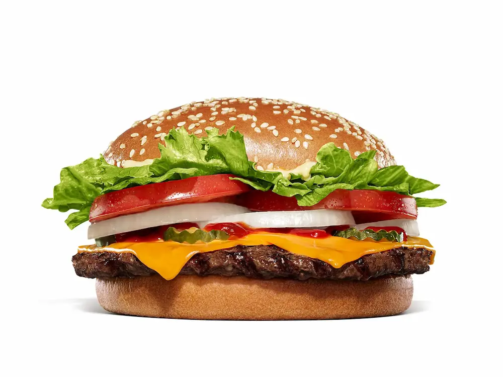 バーガーキングの人気メニュー『ワッパーチーズ』。レタス、トマト、オニオン、ピクルス、チーズを100%ビーフパティで挟んだボリューム満点のハンバーガー