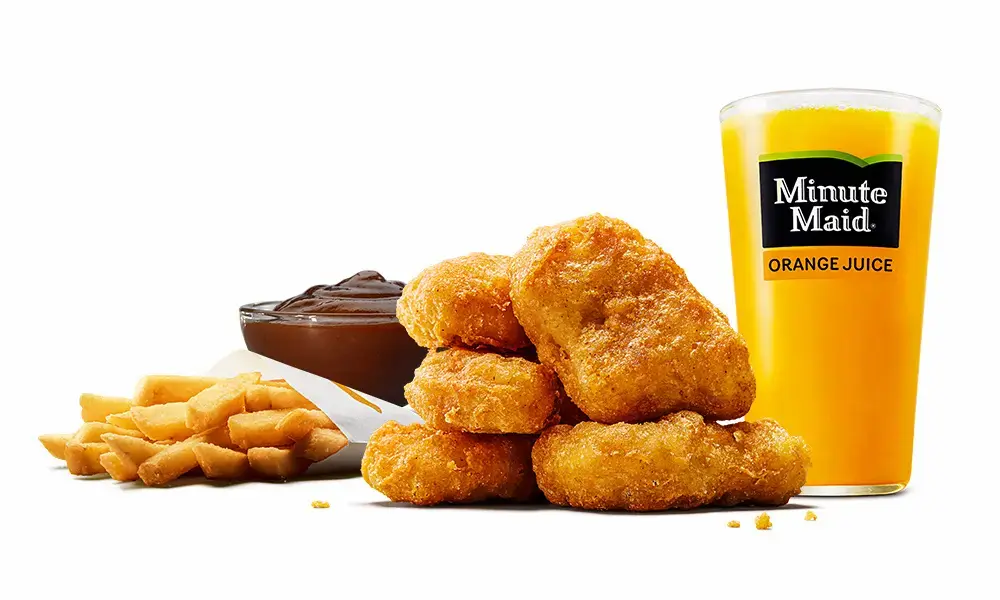 バーガーキングのチキンナゲットキッズセット。フレンチフライ、オレンジジュース、ディップソース付き