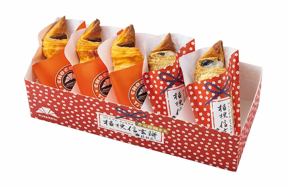 プレミアムチョコクロ 桔梗信玄餅2個とチョコクロ3個が入った「詰め合わせBOX」。和風の赤い花柄パッケージが特徴。