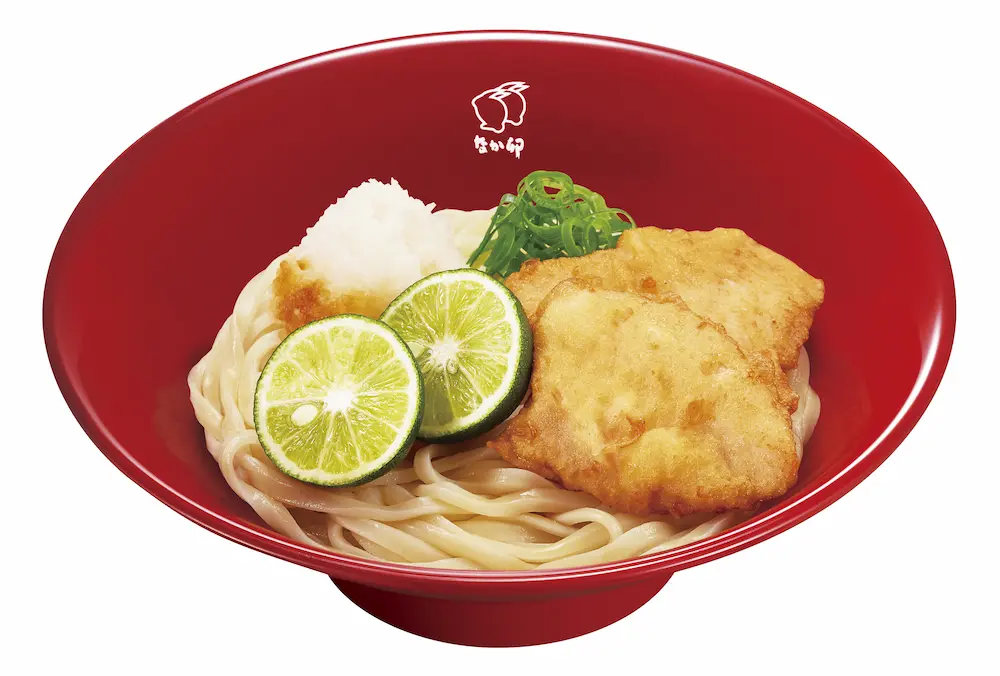 なか卯の「とり天すだちおろしうどん」。すだちと大根おろしをのせた冷やしうどんに、とり天2枚をトッピングした夏限定メニュー。