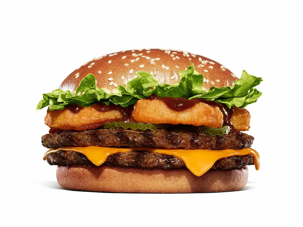 バーガーキング「バーベキュー・ロデオ」の商品画像。ダブルビーフパティ、チェダーチーズ、オニオンリング、レタス、BBQソースが層になった本格バーガー。