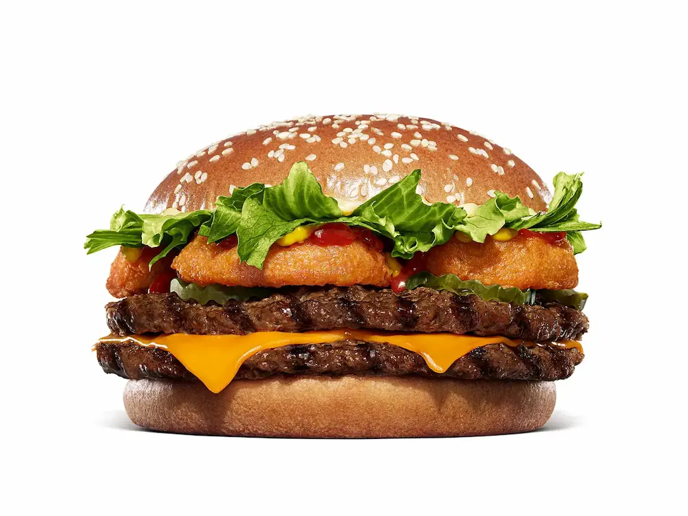 バーガーキング「クラシック・ロデオ」の商品画像。ダブルビーフパティ、チェダーチーズ、オニオンリング、レタスにケチャップとマスタードを合わせた定番の味わい。