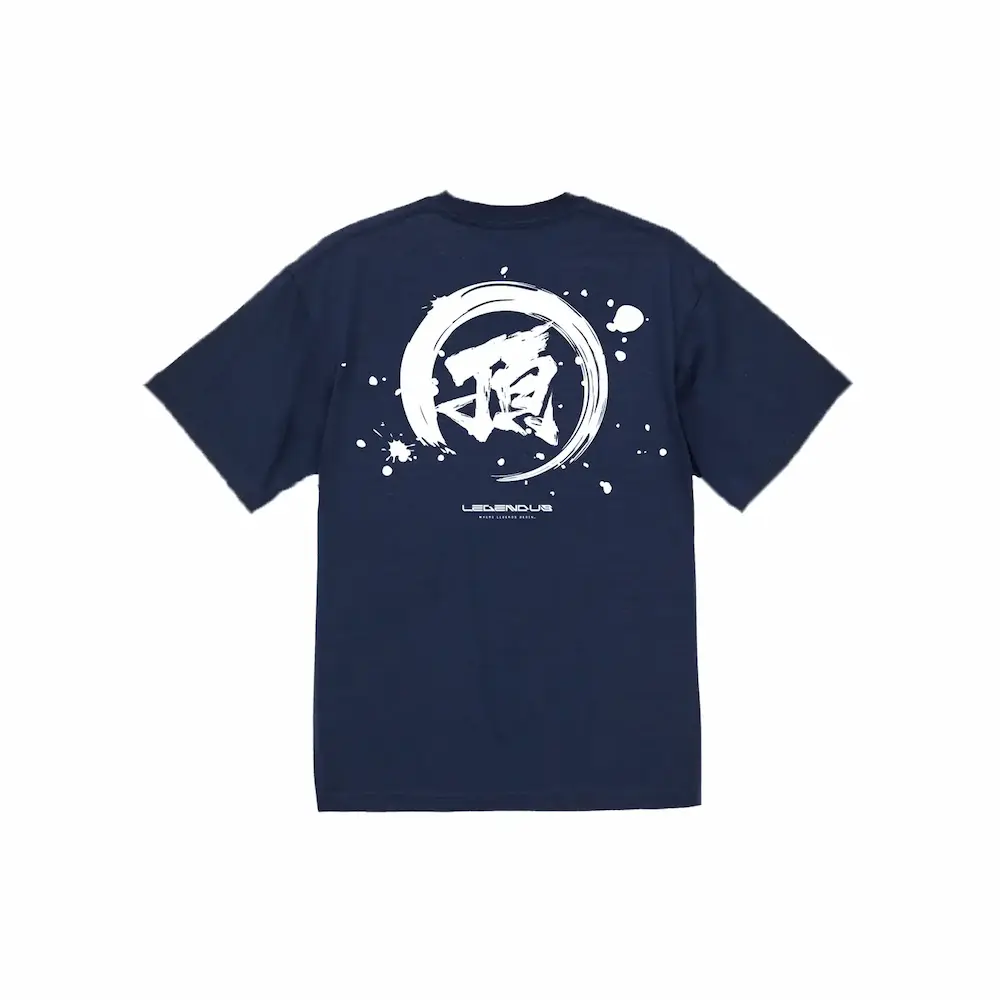 Red Bull LEGENDUSコラボTシャツの背面デザイン。筆文字で「頂」と描かれた力強いロゴ入り。濃紺ボディに白のグラフィック。
