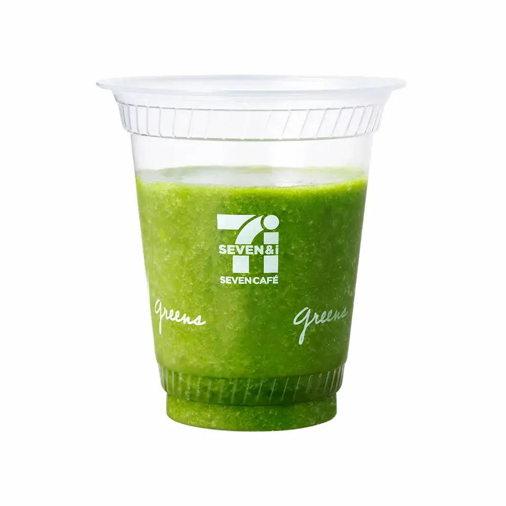 セブンカフェ グリーンスムージーの商品カップ。ケールやパイナップル、野菜ピューレ入り