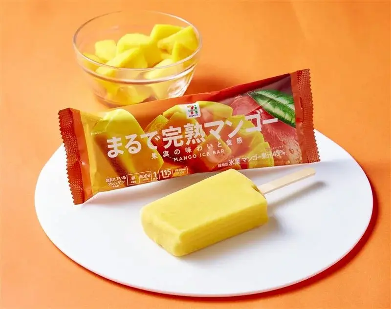 セブンプレミアム「まるで完熟マンゴー」のアイスバーとパッケージ、カットマンゴーを添えた盛り付け例