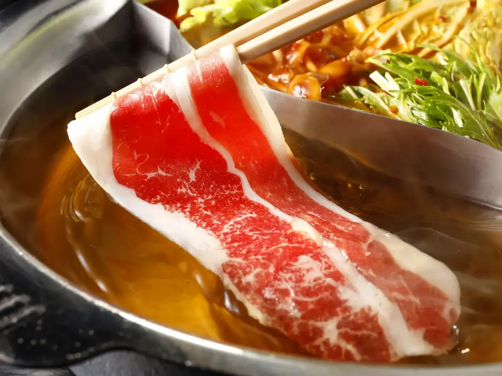 おだしにくぐらせた特選牛しゃぶが湯気の中でとろける様子