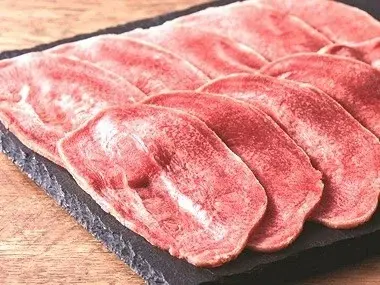 しゃぶしゃぶ用にカットされたたんしゃぶ。コリコリ食感が楽しめる人気メニュー