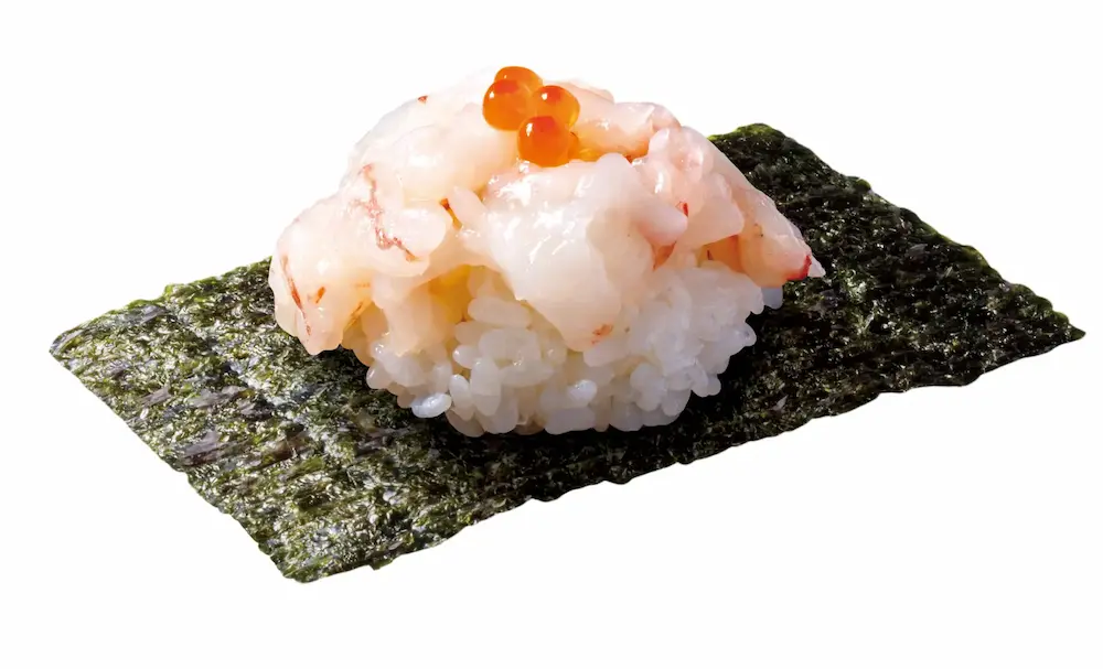 赤えびとイクラを山盛りにした軍艦風寿司。海苔とシャリの上に盛り付け。