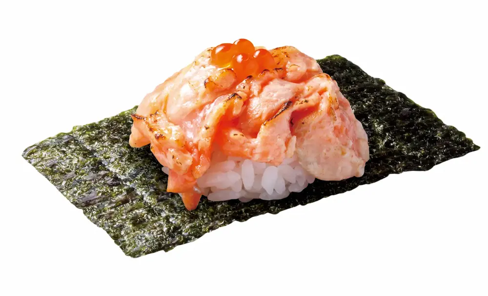 香ばしく炙ったとろサーモンにイクラを添えた山盛り寿司。海苔巻きタイプ。