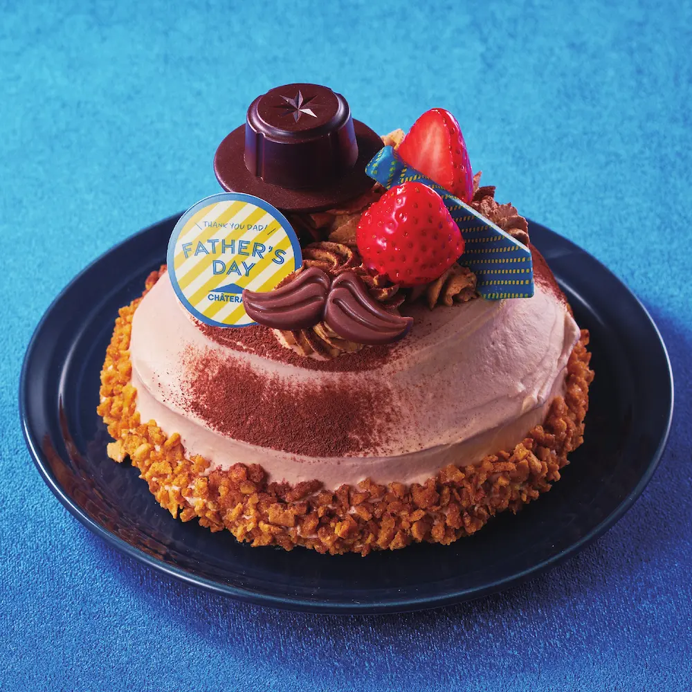 チョコの帽子やひげ、イチゴを飾ったシャトレーゼの「父の日 ダディデコレーション」ケーキ