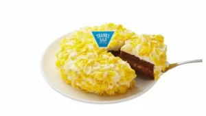 黄色と白のチョコレートで包まれた父の日限定ケーキ「グルノーブル」のカット画像（モロゾフ）